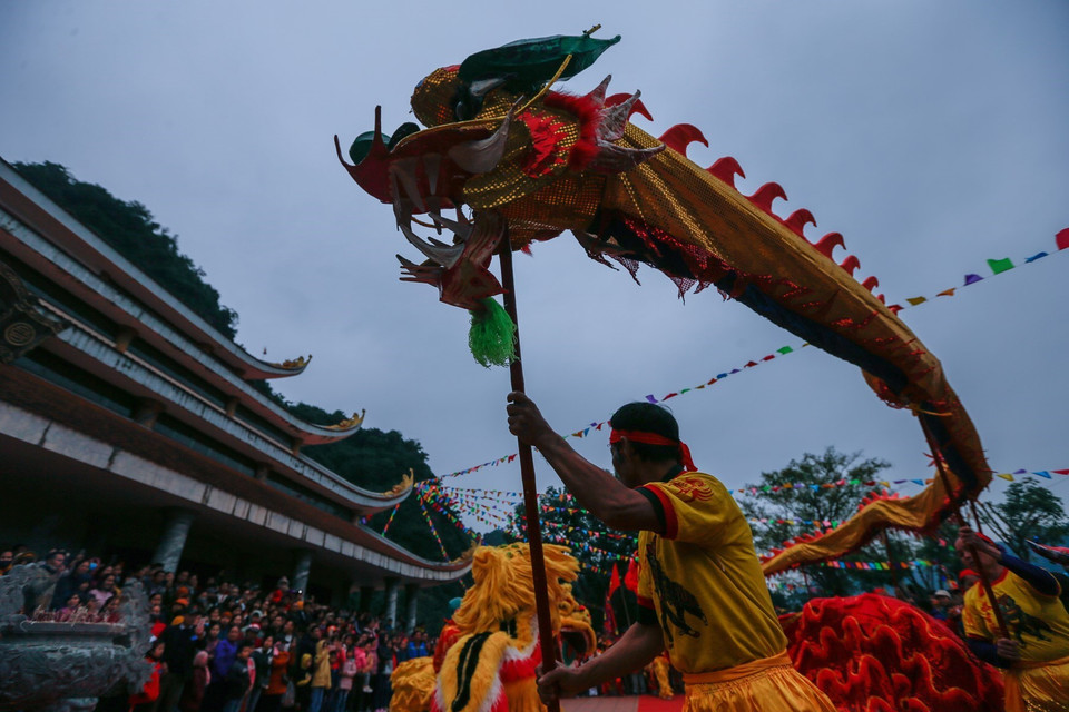 Tiết mục múa rồng trong ngày khai hội Chùa Tiên. (Ảnh: Trọng Đạt/TTXVN)