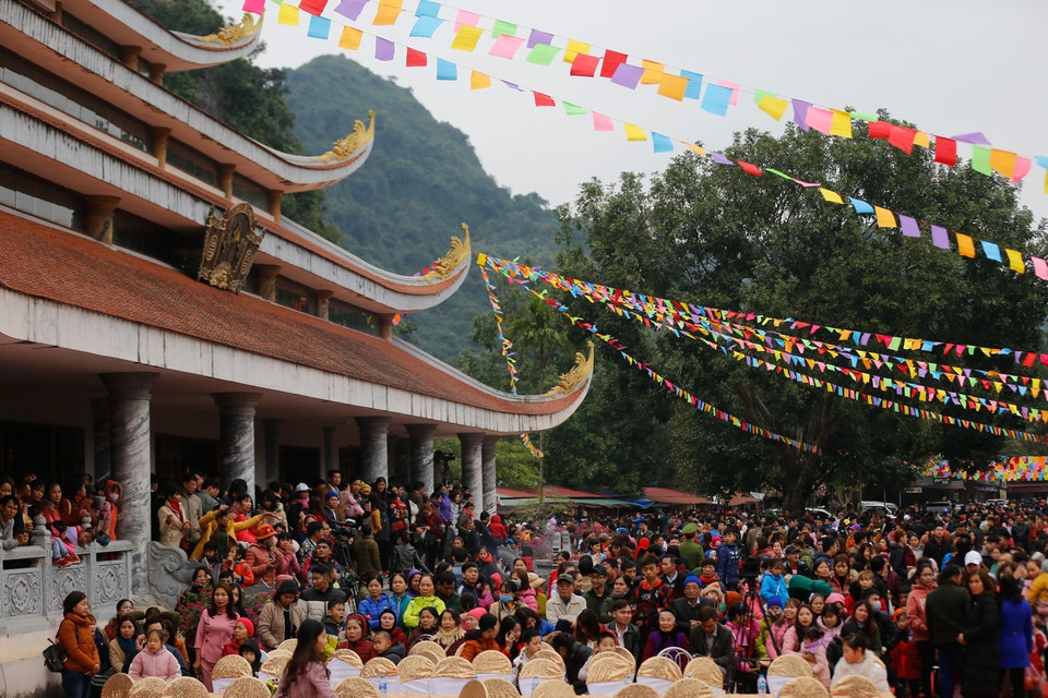 Hàng nghìn du khách, Phật tử và người dân địa phương tham dự lễ hội. (Ảnh: Trọng Đạt/TTXVN)