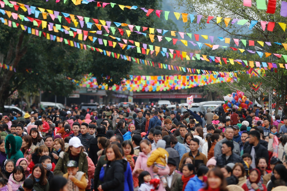 Hàng nghìn du khách, Phật tử và người dân địa phương tham dự lễ hội. (Ảnh: Trọng Đạt/TTXVN)
