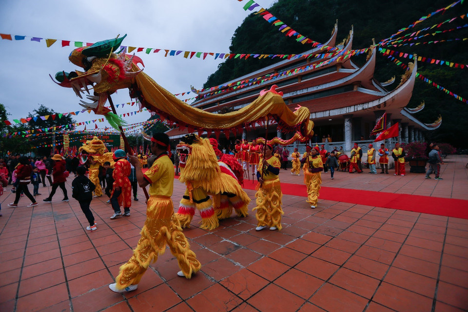  Múa rồng trong ngày khai hội chùa Tiên. (Ảnh: Trọng Đạt/TTXVN)