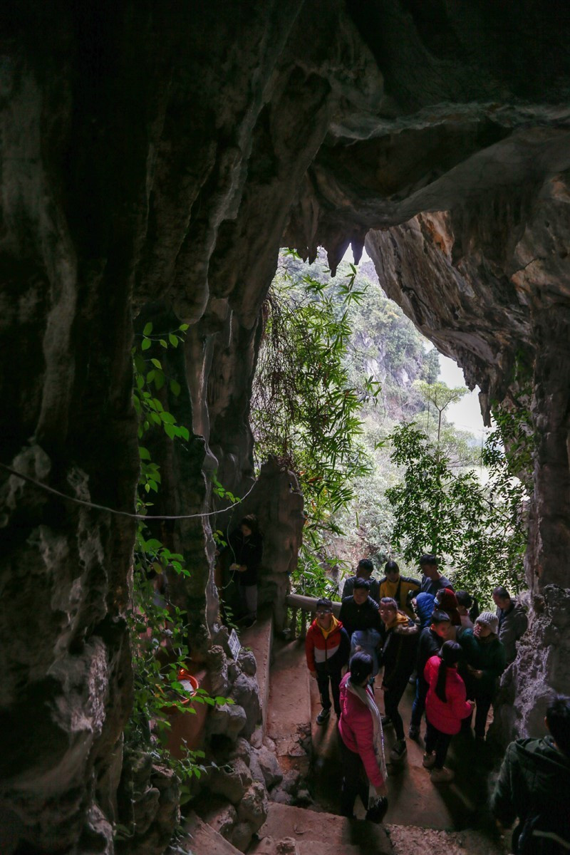 Bên trong động cung tiên là nơi thờ Phật bà và 12 vị tiên nữ. (Ảnh: Trọng Đạt/TTXVN)