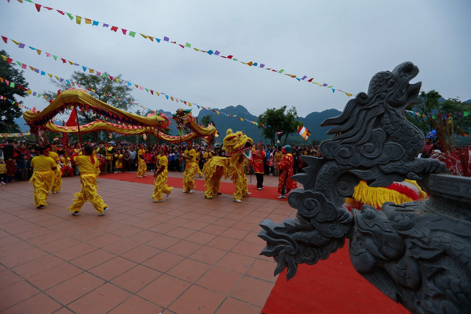 Tiết mục múa rồng trong ngày khai hội Chùa Tiên. (Ảnh: Trọng Đạt/TTXVN)