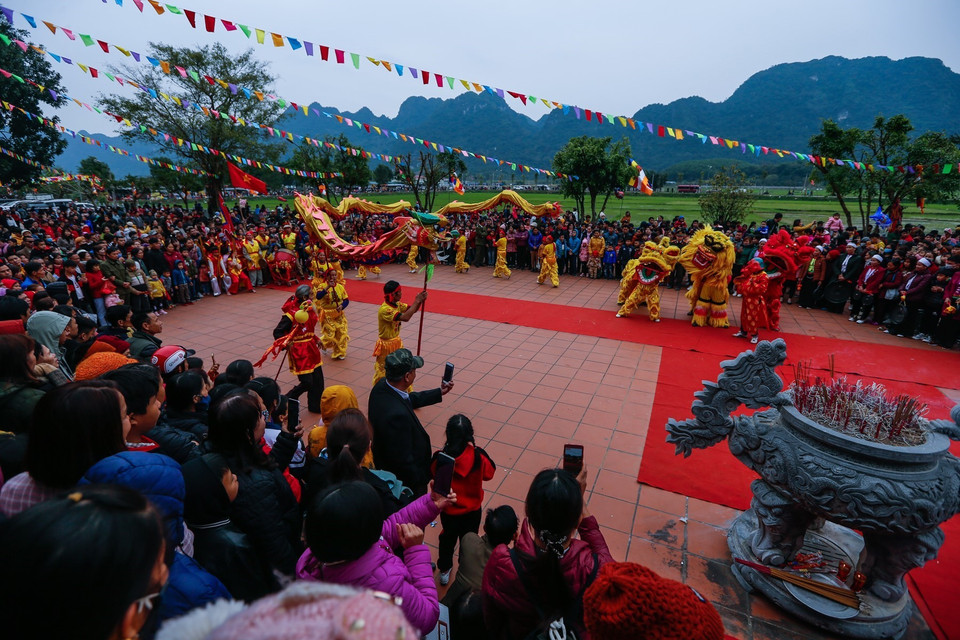 Tiết mục múa rồng trong ngày khai hội Chùa Tiên. (Ảnh: Trọng Đạt/TTXVN)