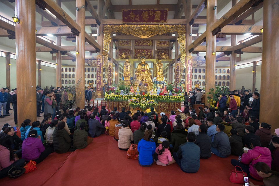 Du khách và Phật tử thắp hương trong chính điện Chùa Tiên.(Ảnh: Trọng Đạt/TTXVN)