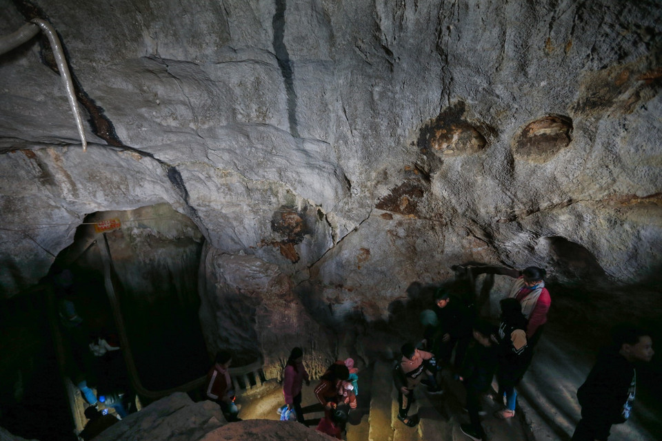 Lối đi trong động cung tiên là nơi thờ Phật bà và 12 vị tiên nữ. (Ảnh: Trọng Đạt/TTXVN)