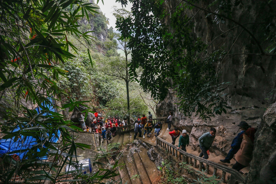 Lối lên động cung tiên là nơi thờ Phật bà và 12 vị tiên nữ. (Ảnh: Trọng Đạt/TTXVN)