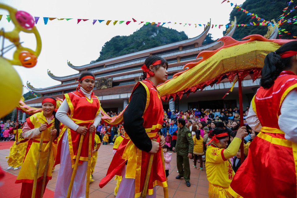 Các hoạt động múa rồng, múa cà kheo trong ngày khai hội Chùa Tiên. (Ảnh: Trọng Đạt/TTXVN)