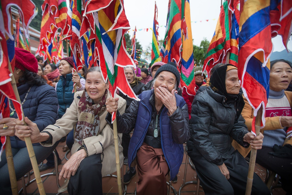 Các cụ già biểu lộ niềm vui khi được tham gia trong một tiết mục khai hội Chùa Tiên. (Ảnh: Trọng Đạt/TTXVN)