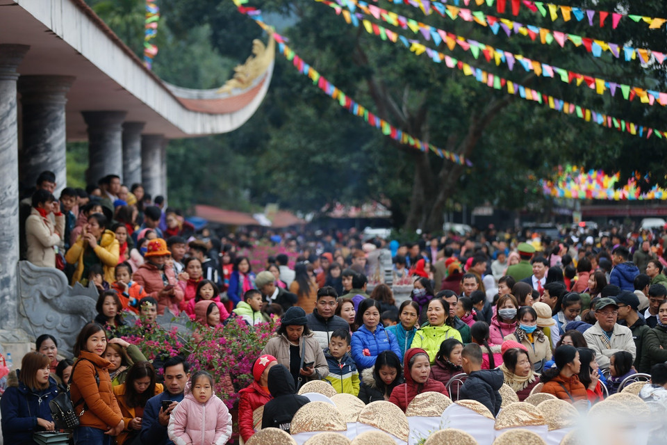Hàng nghìn du khách, Phật tử và người dân địa phương tham dự lễ hội. (Ảnh: Trọng Đạt/TTXVN)