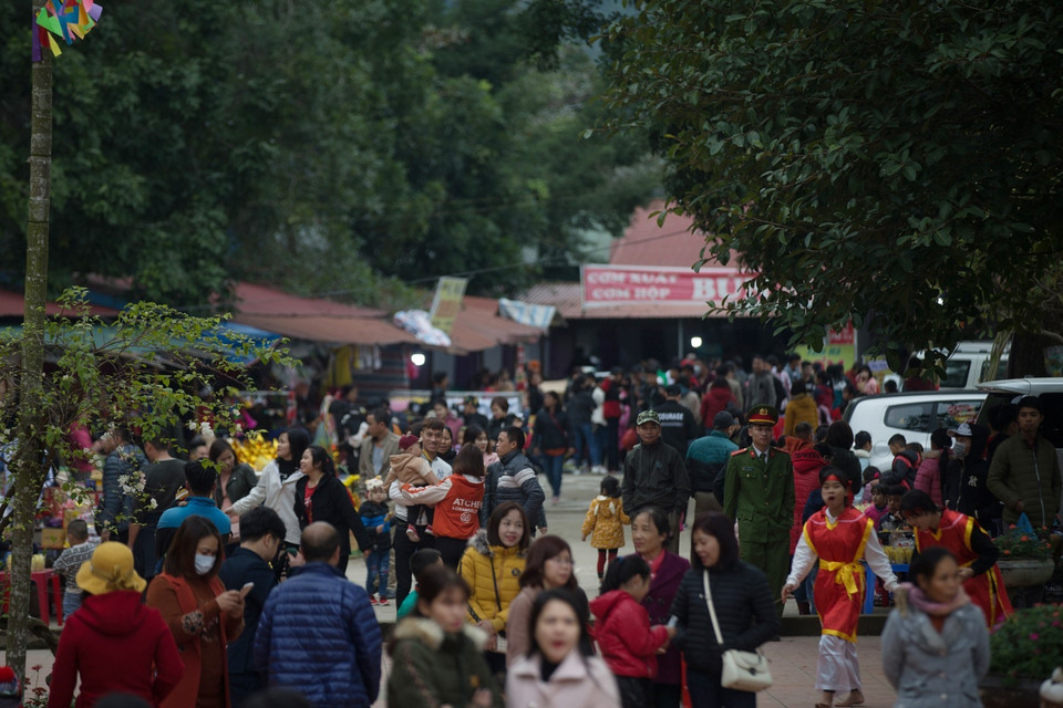 Hàng nghìn du khách, Phật tử và người dân địa phương tham dự lễ hội. (Ảnh: Trọng Đạt/TTXVN)
