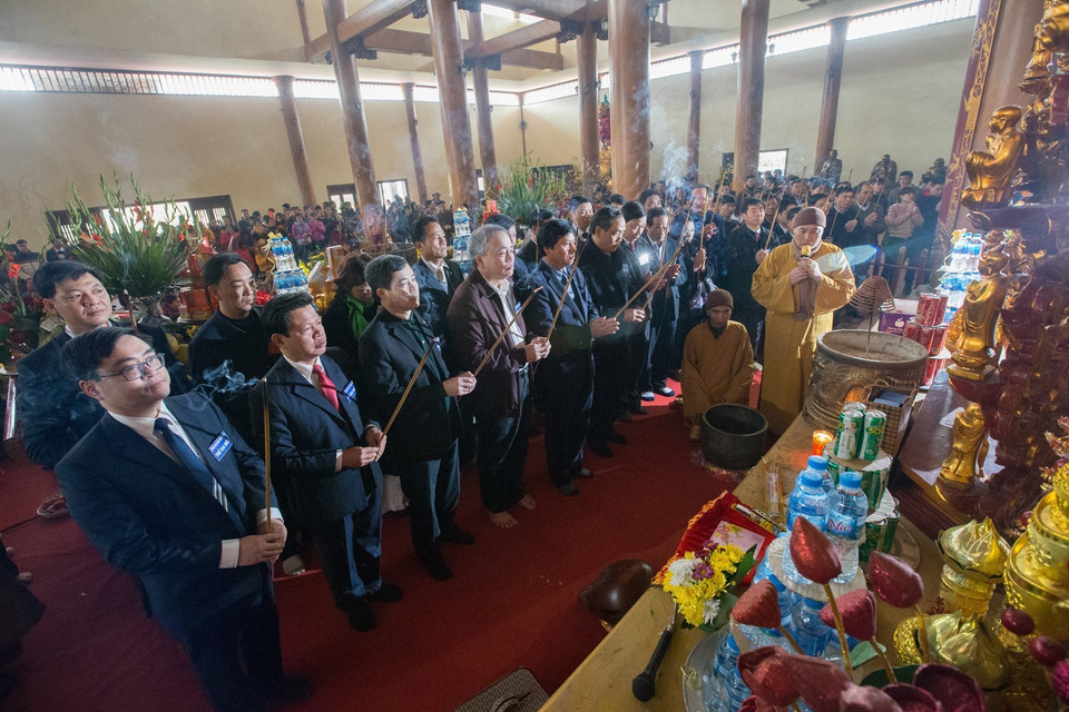 Các đại biểu tham dự khai hội chùa Tiên thắp hương tại chính điện Chùa Tiên. (Ảnh: Trọng Đạt/TTXVN)