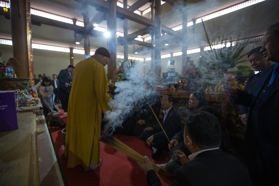 Các đại biểu tham dự khai hội chùa Tiên thắp hương tại chính điện Chùa Tiên. (Ảnh: Trọng Đạt/TTXVN)