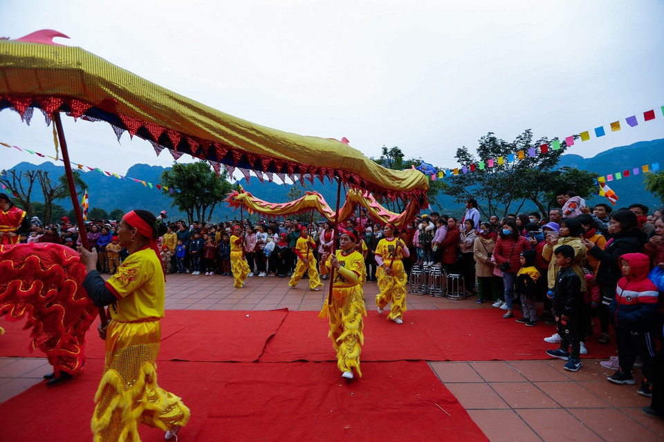 Tiết mục múa rồng trong ngày khai hội Chùa Tiên. (Ảnh: Trọng Đạt/TTXVN)