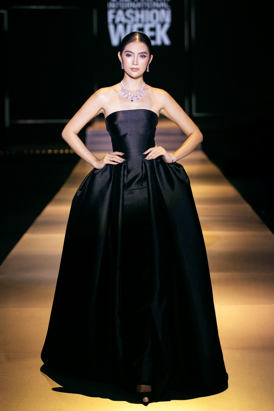 Ngắm các thiết kế độc đáo trong bộ sưu tập "Khói." (Ảnh: CTV/Vietnam+)