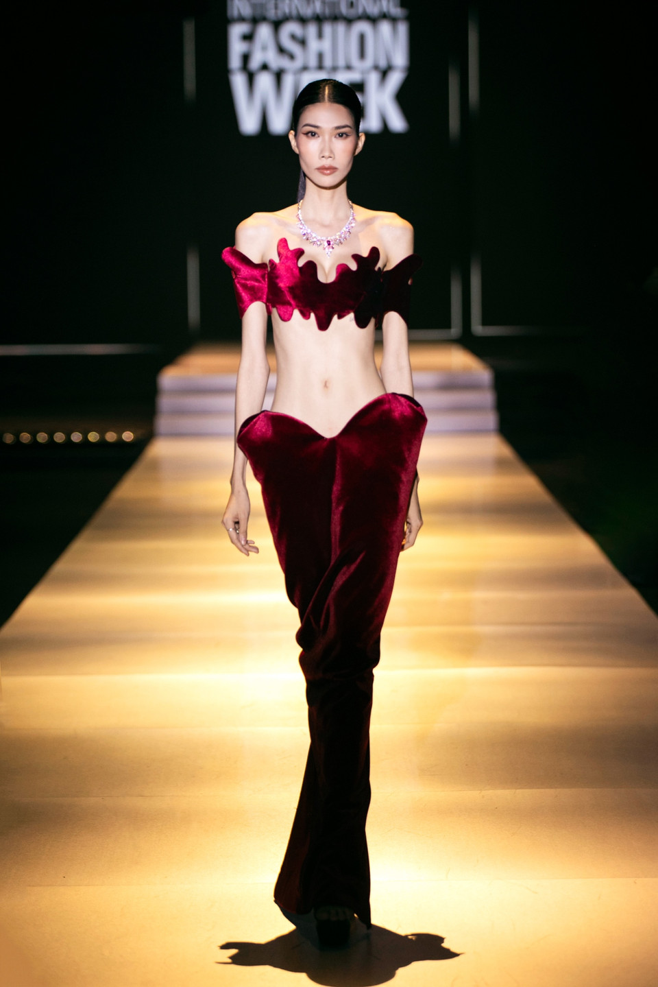 Ngắm các thiết kế độc đáo trong bộ sưu tập "Khói." (Ảnh: CTV/Vietnam+)