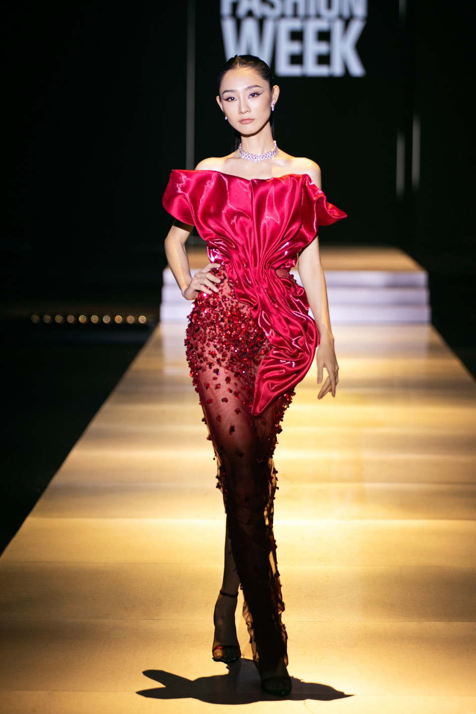 Chia sẻ về bộ sưu tập đặc biệt lần này, nhà thiết kế Hoàng Minh Hà cho biết: “Hành trình của ‘Khói’ là hành trình tôn vinh và tìm lại vẻ đẹp nội tại của người phụ nữ. Chúng ta chọn bùng cháy như ngọn lửa rực rỡ rồi lụi tàn hay là mãi le lói. Làn khói có thể làm hoen bờ mắt, có thể che đi những điều rực rỡ nhất, có thể khỏa lấp đi những điều xấu xa nhất." (Ảnh: CTV/Vietnam+)