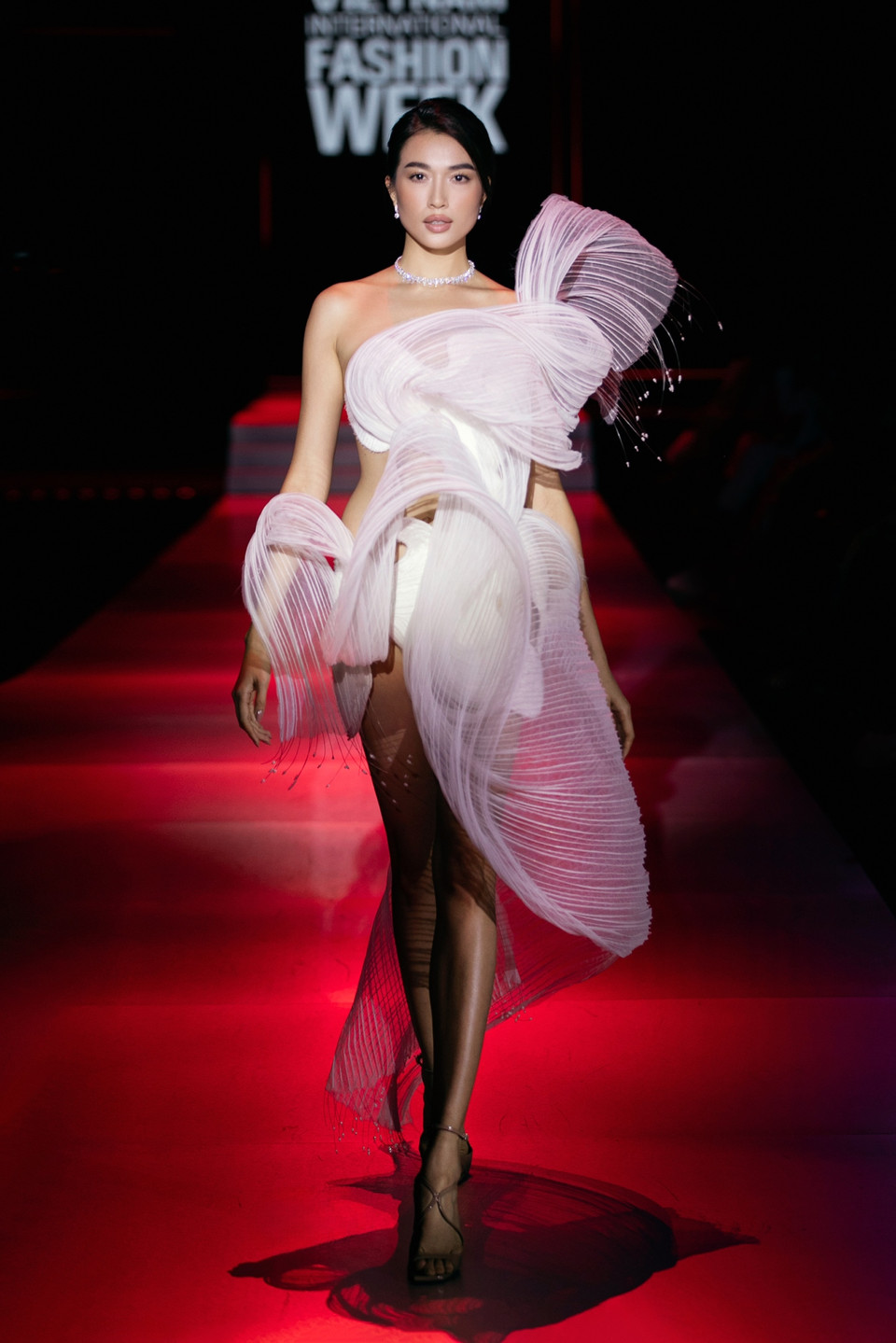 Nhà thiết kế đã mang đến những cảm xúc đẹp về bức tranh khắc họa hình ảnh người phụ nữ thời đại mới dưới làn khói mơ màng, từ đỉnh cao rực rỡ đến những phút giây thư thái, bình yên nhất qua bộ sưu tập “Khói.” (Ảnh: CTV/Vietnam+)