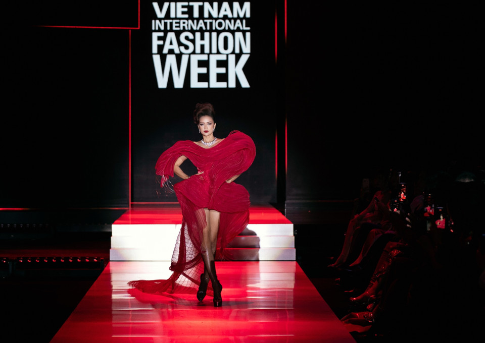 Hòa cùng xu thế thời trang bền vững, hướng đến sử dụng chất liệu tái chế và ưu ái các nguyên liệu thân thiện với môi trường, Hoàng Minh Hà trở lại sàn diễn với bộ sưu tập mang tên “Khói.” (Ảnh: CTV/Vietnam+)