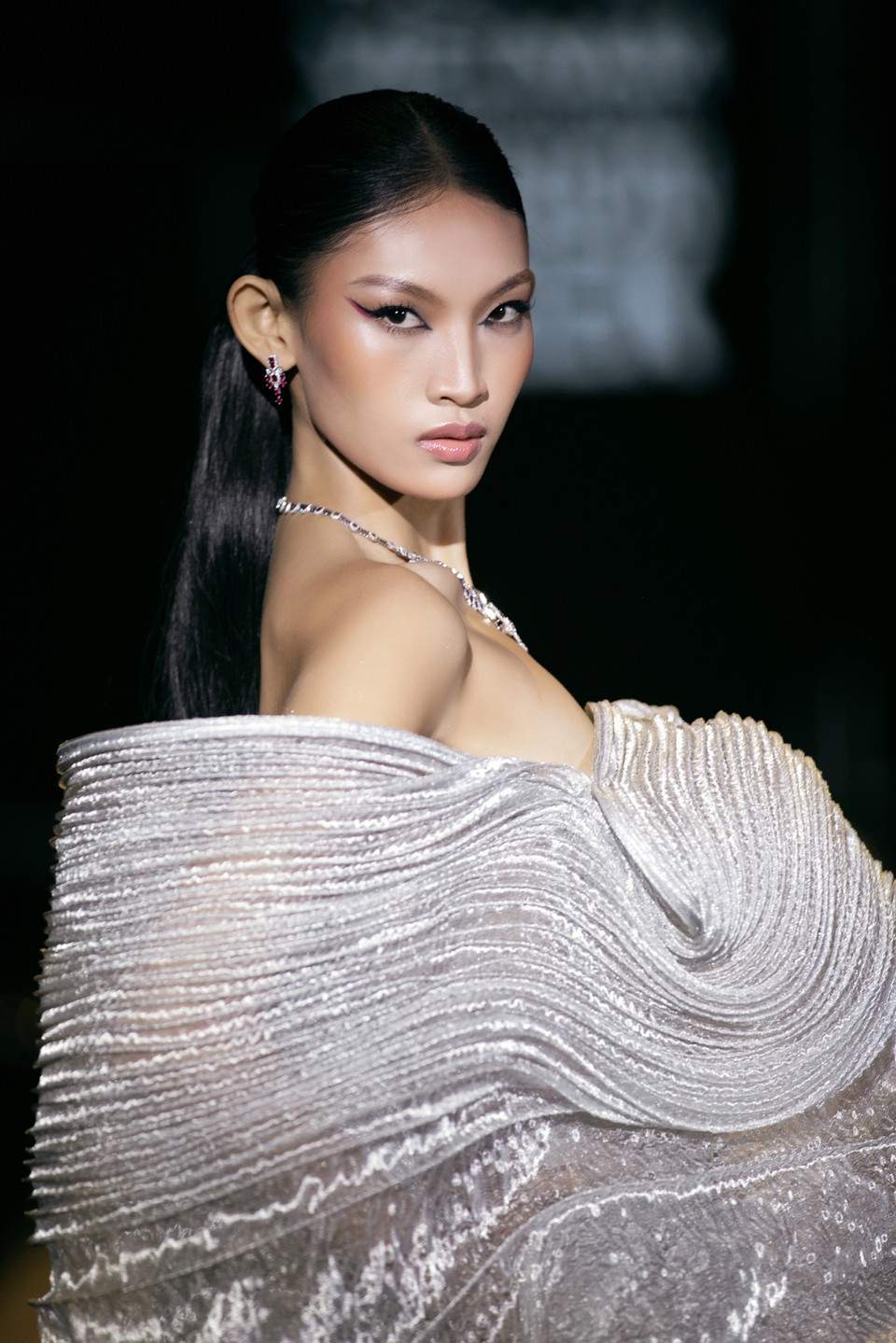 Ngắm các thiết kế độc đáo trong bộ sưu tập "Khói." (Ảnh: CTV/Vietnam+)