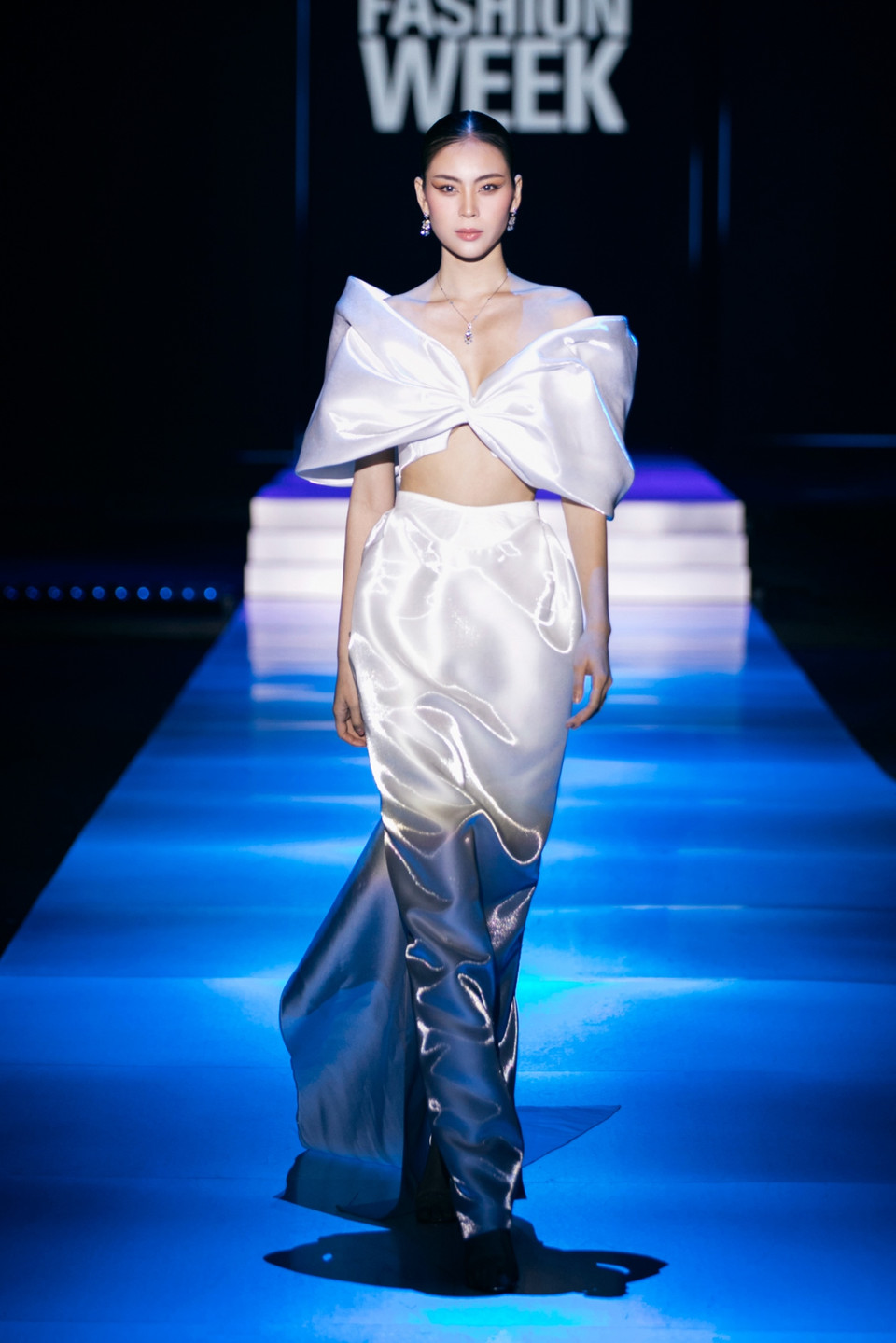 Ngắm các thiết kế độc đáo trong bộ sưu tập "Khói." (Ảnh: CTV/Vietnam+)