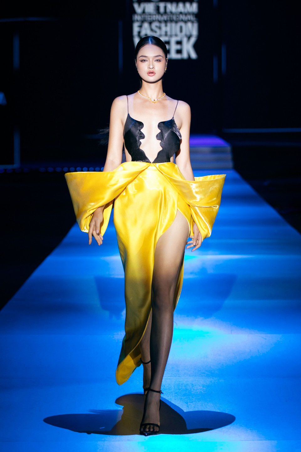 Ngắm các thiết kế độc đáo trong bộ sưu tập "Khói." (Ảnh: CTV/Vietnam+)