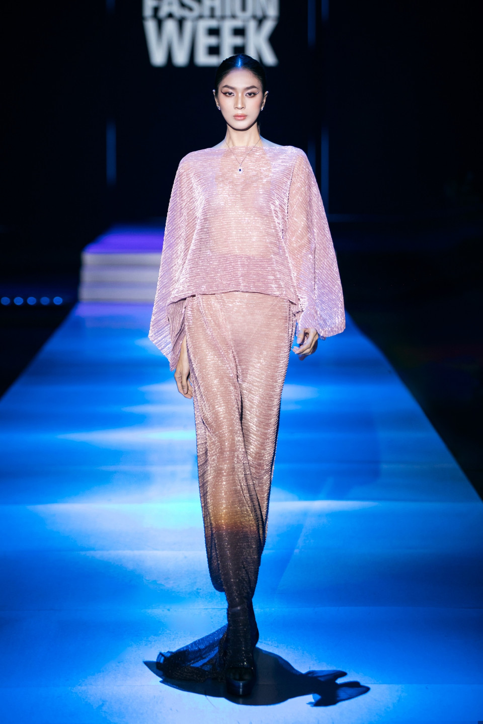 Ngắm các thiết kế độc đáo trong bộ sưu tập "Khói." (Ảnh: CTV/Vietnam+)