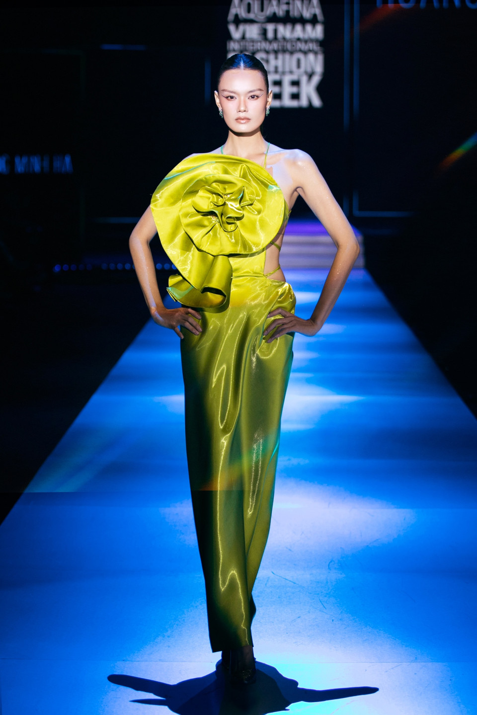 Ngắm các thiết kế độc đáo trong bộ sưu tập "Khói." (Ảnh: CTV/Vietnam+)