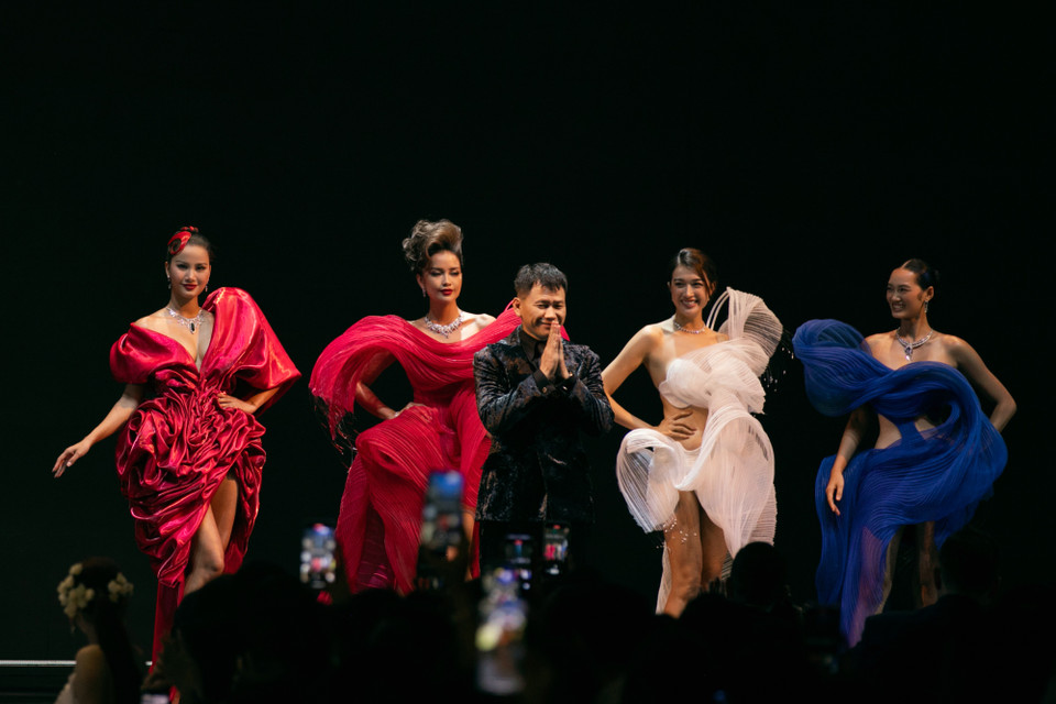 Nhà thiết kế Hoàng Minh Hà và các thiết kế gây ấn tượng trong bộ sưu tập. (Ảnh: CTV/Vietnam+)