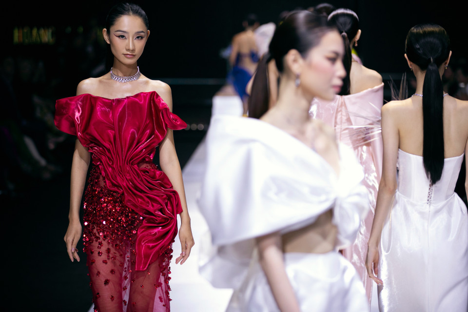 "Bộ sưu tập được ghép từ những điều vụn vỡ để tạo nên một giá trị lớn hơn, làn khói khẽ mơ màng, làn khói tạo ra giá trị cho người nghệ sỹ phiêu lãng với con đường nghệ thuật của mình," nhà thiết kế chia sẻ. (Ảnh: CTV/Vietnam+)