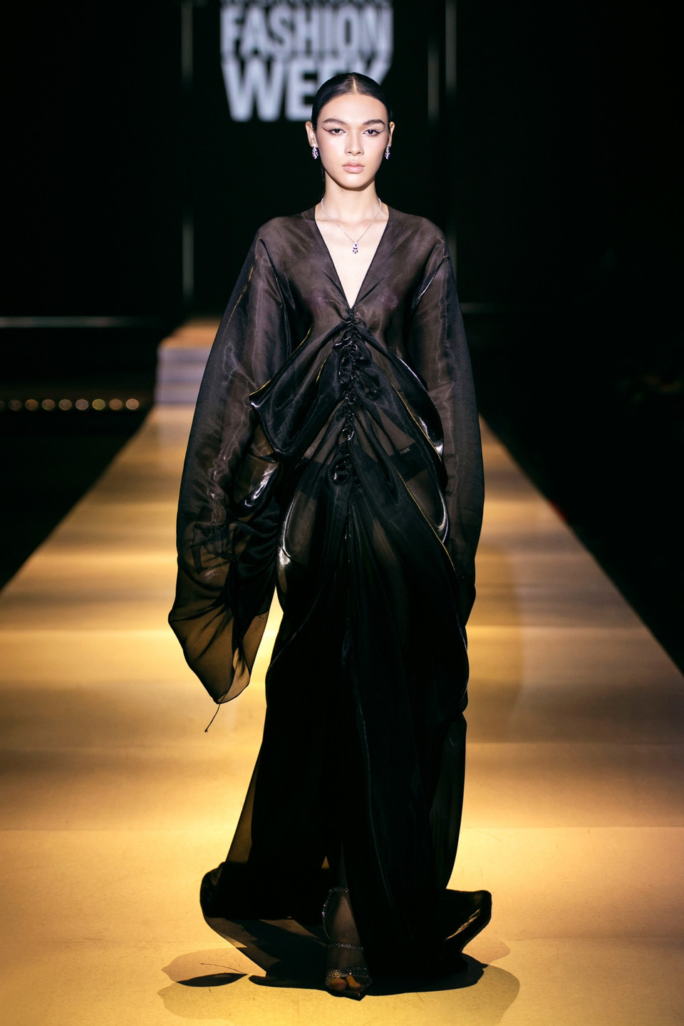 Ngắm các thiết kế độc đáo trong bộ sưu tập "Khói." (Ảnh: CTV/Vietnam+)