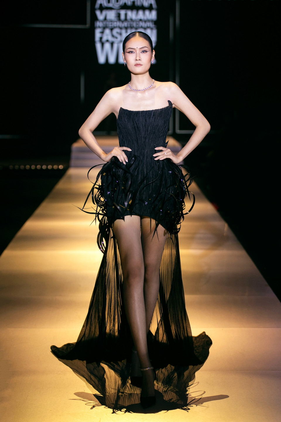 Ngắm các thiết kế độc đáo trong bộ sưu tập "Khói." (Ảnh: CTV/Vietnam+)