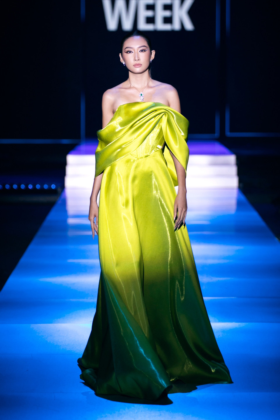 Ngắm các thiết kế độc đáo trong bộ sưu tập "Khói." (Ảnh: CTV/Vietnam+)