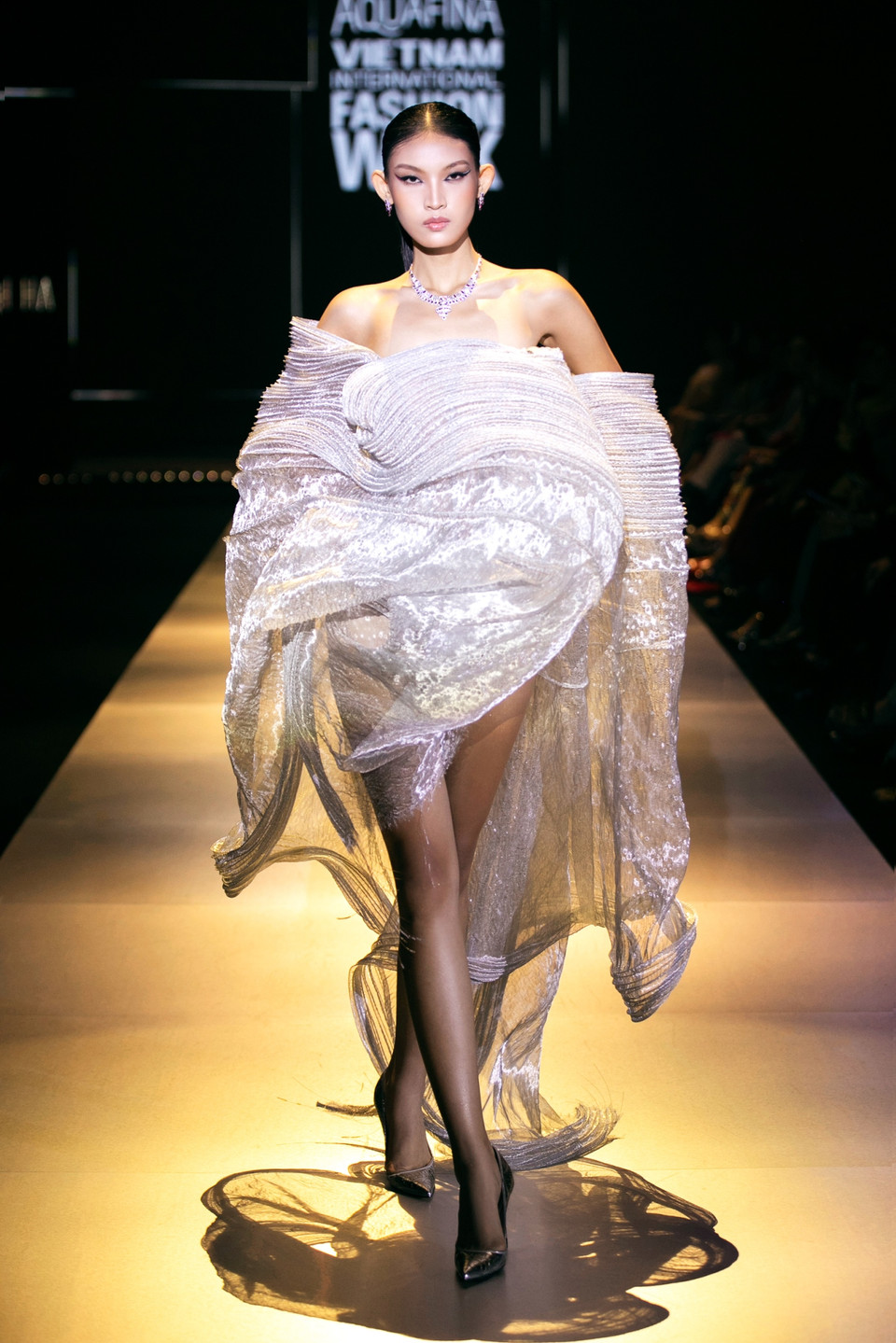 Hoàng Minh Hà đã xây dựng thế giới nghệ thuật của “Khói” với ba màu chủ đạo: Đen huyền bí, đỏ nồng nàn, trắng tinh khôi; trong đó đen - trắng là “cặp màu thương hiệu,” gắn với hành trình thời trang của nhà thiết kế, và màu đỏ tượng trưng cho đam mê, nhiệt huyết trong lý tưởng của Hoàng Minh Hà về thời trang. (Ảnh: CTV/Vietnam+)