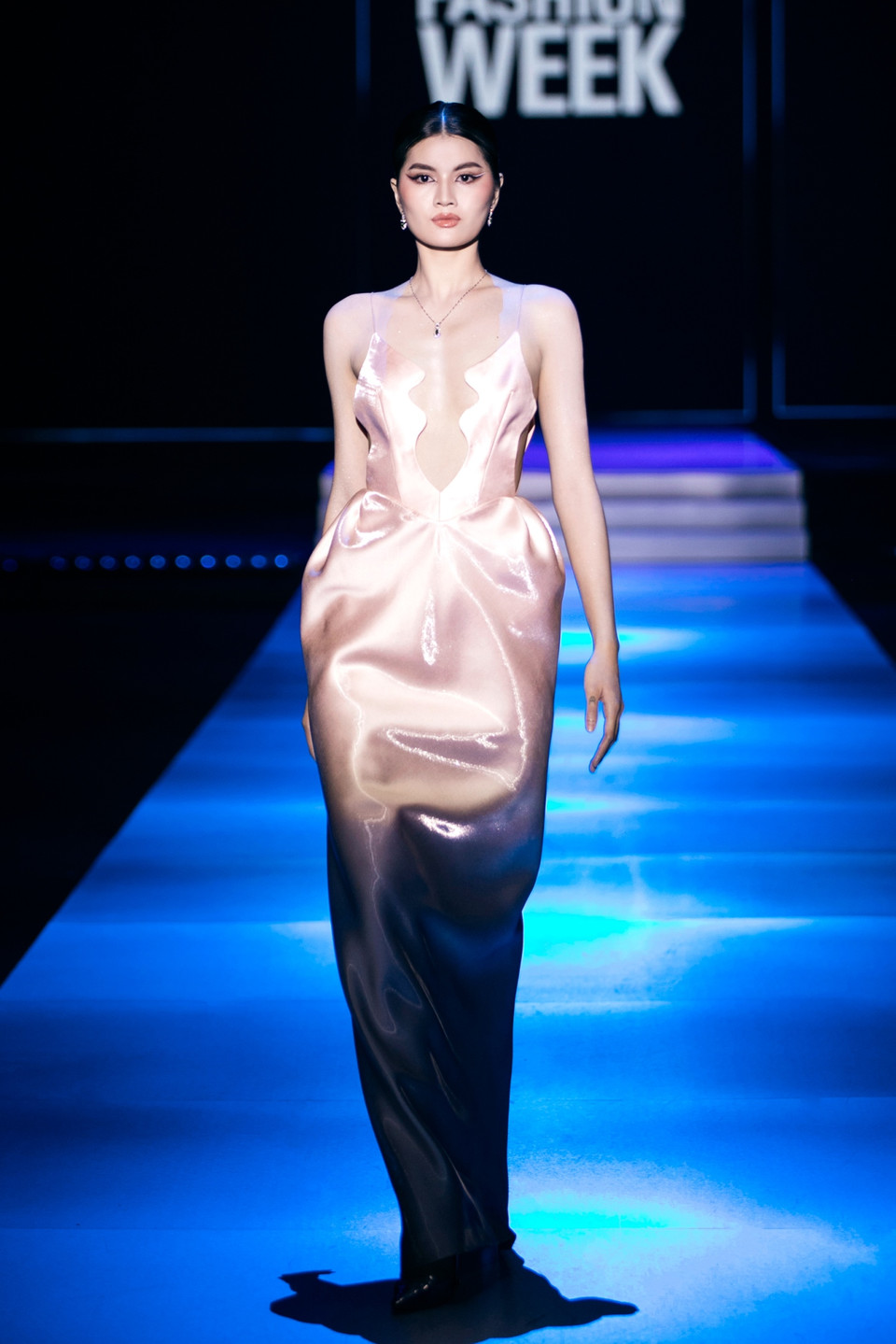 Hoàng Minh Hà đã sử dụng kỹ thuật tạo volume, peplum, dựng khối cùng vải taffeta, vải nhung… để kể câu chuyện thời trang. (Ảnh: CTV/Vietnam+)