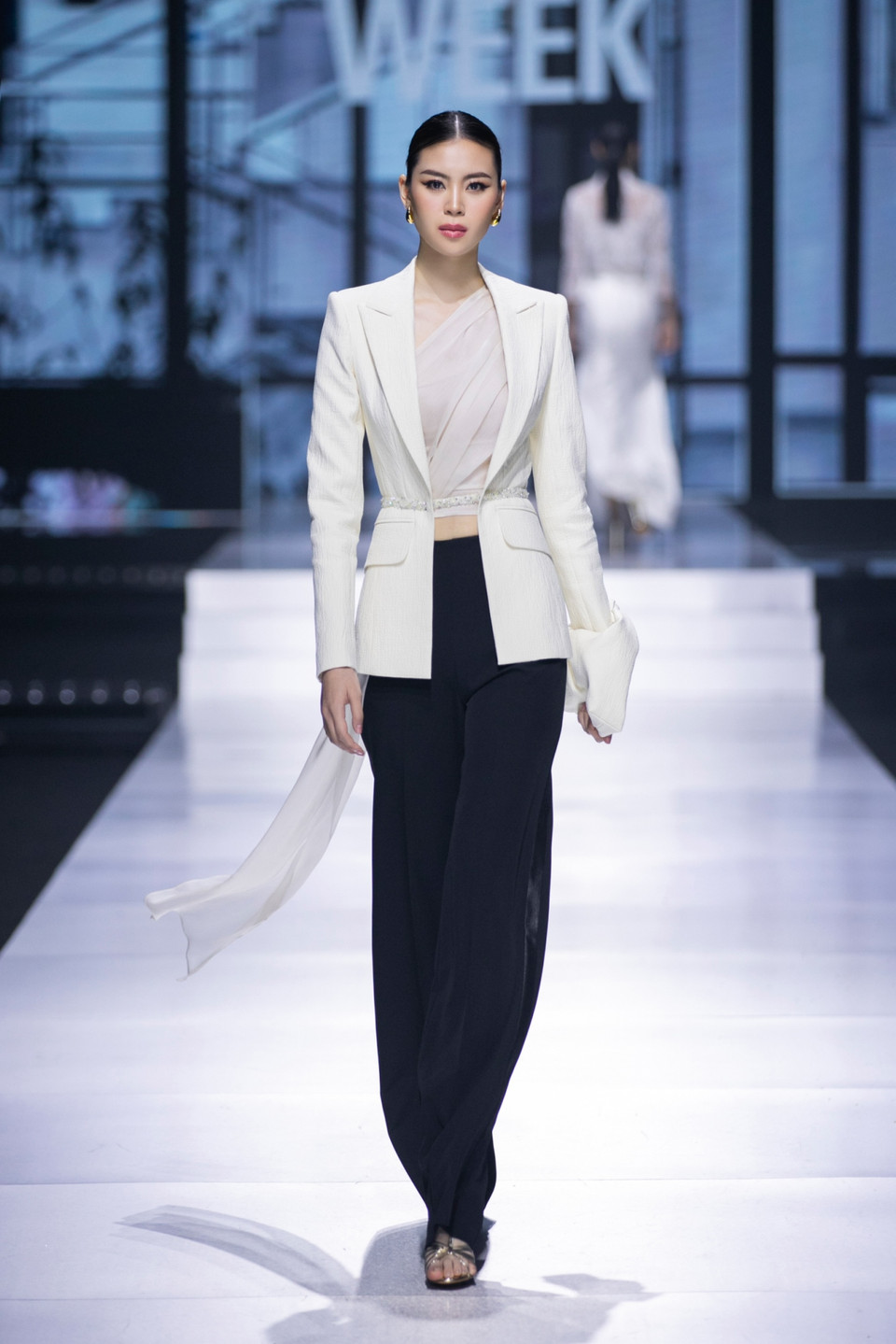 Tiếp theo là những trang phục mềm mại như áo blouse phối cùng quần trousers, mang lại sự thoải mái mà vẫn thanh lịch với tông màu trung tính... (Ảnh: CTV/Vietnam+)