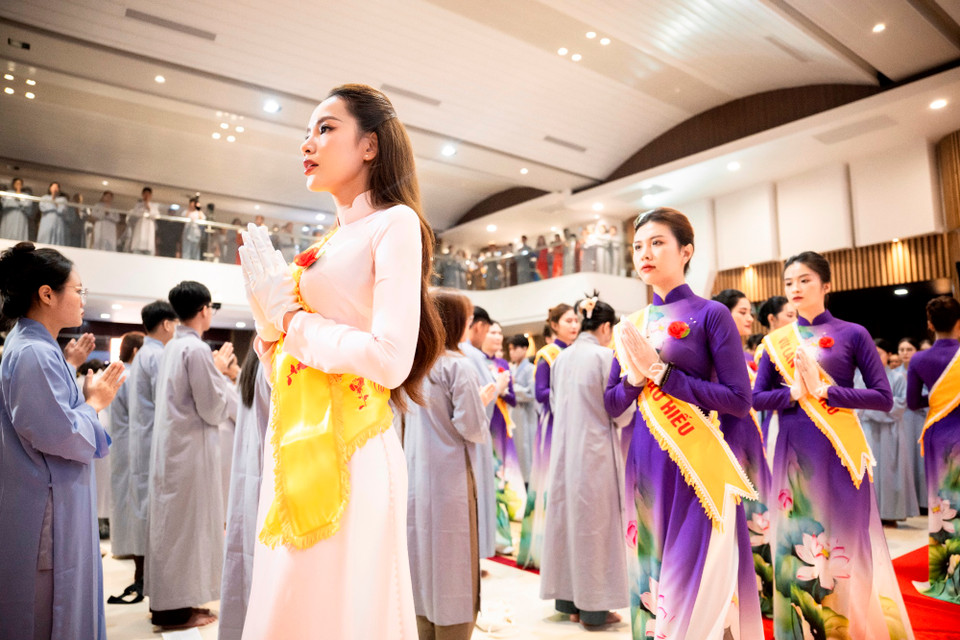 Cùng sứ mệnh là người đại diện cho sắc đẹp và cả lòng nhân ái, Hoa hậu Hoàng Phương đã lan tỏa sâu sắc thông điệp hiếu đạo. (Ảnh: CTV/Vietnam+)