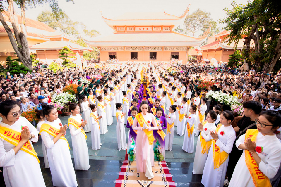 Hoa hậu Lê Hoàng Phương, Á hậu Ngọc Thảo, Á hậu Minh Nhàn xuất hiện trong tà áo dài trắng, cài bông hồng đỏ tại chùa Hoằng Pháp, Thành phố Hồ Chí Minh cùng cộng đồng Phật tử dự nghi thức Dâng y trang trọng nhân dịp đại lễ Vu Lan báo hiếu và gửi lời tri ân sâu sắc đến đấng sinh thành. (Ảnh: CTV/Vietnam+)