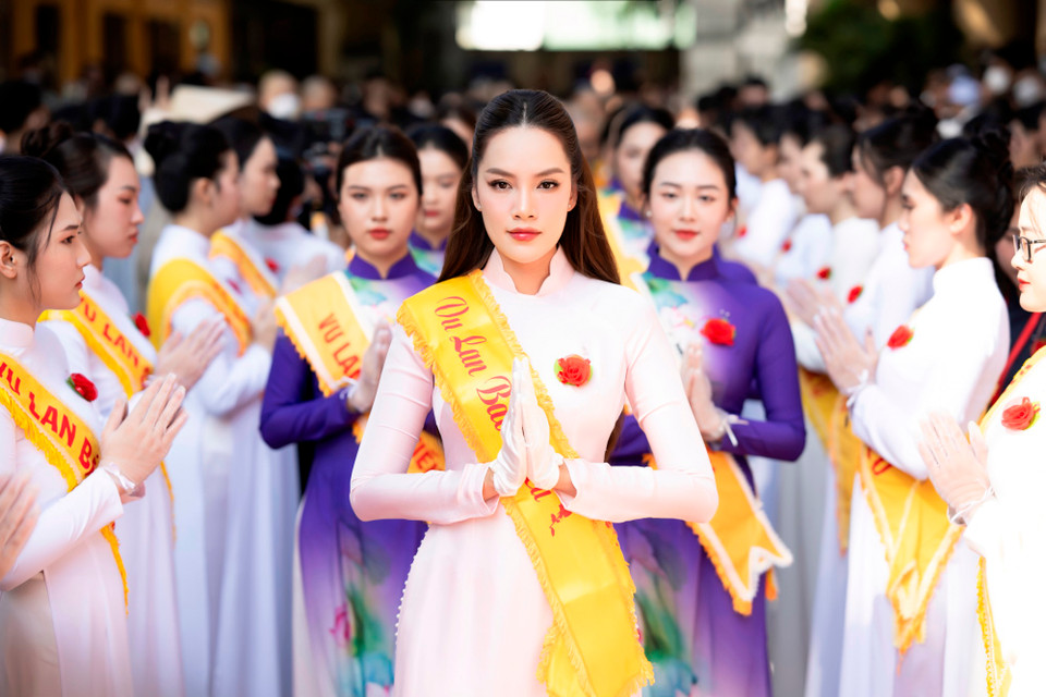 “Tham dự buổi lễ cũng là cách Phương gửi gắm những tâm niệm, tấm lòng của mình hướng về gia đình, tỏ lòng tôn kính với tổ tiên, mà trong mỗi khoảnh khắc, mỗi bước chân mà Phương thực hiện trong nghi lễ, Phương đều mong muốn bày tỏ sự kính trọng,” Hoa hậu Lê Hoàng Phương chia sẻ. (Ảnh: CTV/Vietnam+)