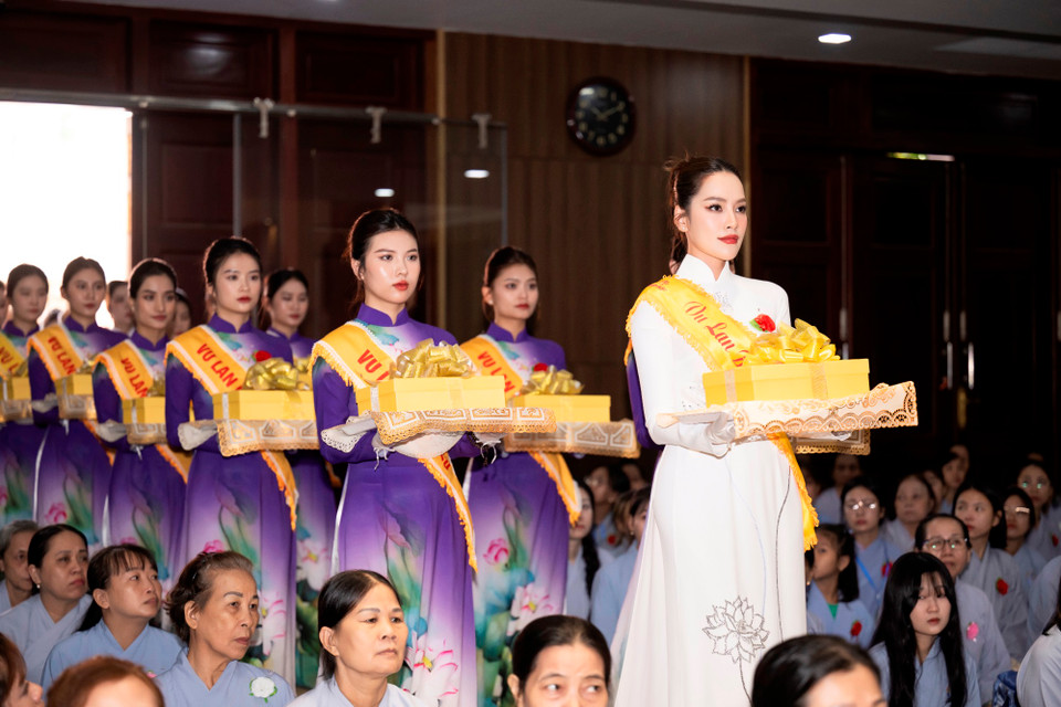 Tại buổi đại lễ, Hoa hậu Hoàng Phương trong tà áo dài trắng, ngực trái cài bông hồng đỏ đã thực hiện hoạt động cung nghinh Chư tôn đức và nghi thức Dâng y mang ý nghĩa sâu sắc về lòng hiếu thảo và gieo trồng hạt giống thiện lành. (Ảnh: CTV/Vietnam+)