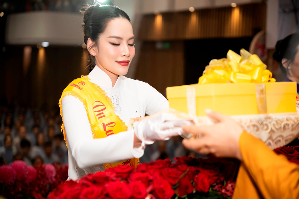 Hoa hậu Hoàng Phương chia sẻ: “Trước đây, Phương chưa tham dự lễ lớn nào tại chùa nhưng đã nhiều lần được nghe và theo dõi qua báo đài nên khi nhận được lời mời, Phương cảm thấy rất vinh dự. Trước khi thực hiện các nghi lễ, Phương cùng Ngọc Thảo đã được quý Phật tử tập luyện và dặn dò kỹ. Phương cảm kích vì điều đó và cũng hiểu được rằng vì sao buổi lễ tại chùa luôn là nơi gửi gắm tin tưởng của nhiều quý Phật tử gần xa.” (Ảnh: CTV/Vietnam+)
