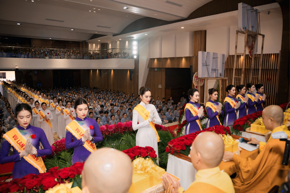 Hoàng Phương cùng các bạn trẻ bước vào thực hiện nghi thức trang trọng của đại lễ. (Ảnh: CTV/Vietnam+)