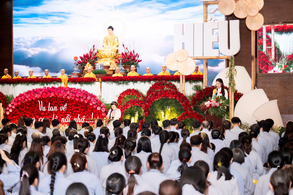 Á hậu Minh Nhàn cũng vinh dự góp giọng cho bài đọc Gói ghém yêu thương tại buổi lễ. (Ảnh: CTV/Vietnam+)