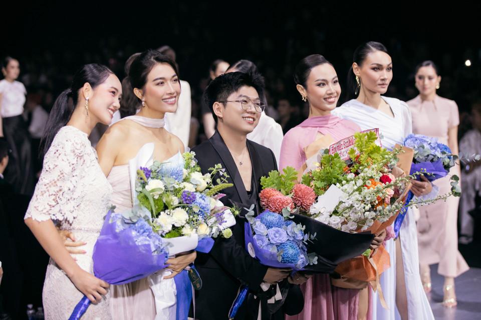 Vẻ đẹp về sự bình yên và hồi sinh trong nội tâm, song hành cùng thông điệp hãy yêu bản thân và luôn xinh đẹp trong mọi hoàn cảnh đã được gửi gắm trọn vẹn trong bộ sưu tập “Tìm lại chính mình” của nhà thiết kế Nguyễn Chí Nghĩa. (Ảnh: CTV/Vietnam+)