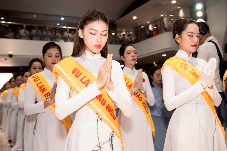 Mỗi năm, Ban trụ trì Chùa sẽ lựa chọn mời những nhân vật có sức ảnh hưởng tốt đến cộng đồng để đại diện thực hiện các hoạt động, nghi lễ cho quý Phật tử. (Ảnh: CTV/Vietnam+)