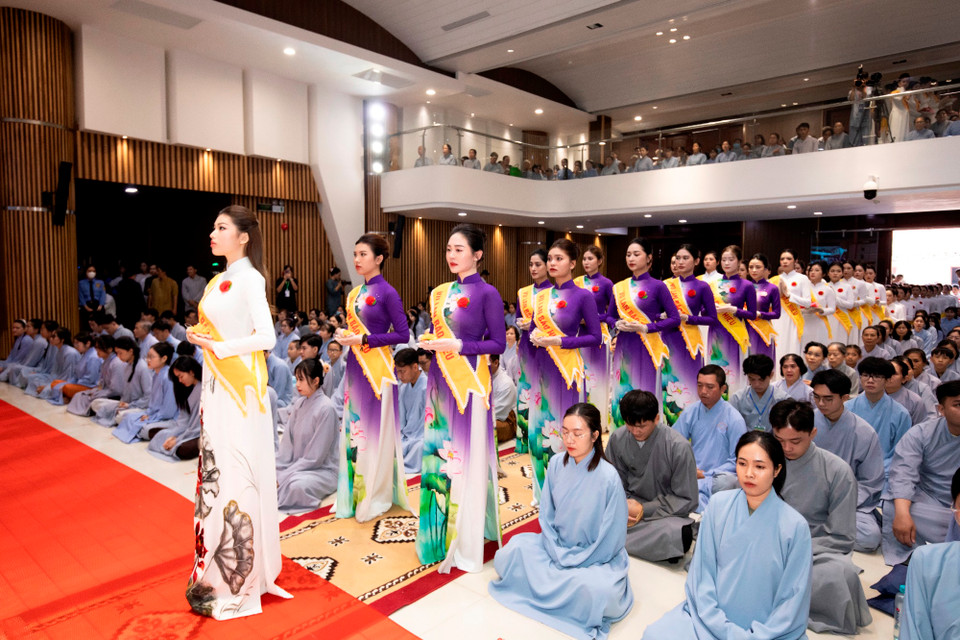 Hòa chung trong không khí thiêng liêng, Á hậu Ngọc Thảo, Á hậu Minh Nhàn trong tà áo dài truyền thống đã cùng các bạn trẻ tham gia nghi thức cài hoa hồng lên ngực áo, sau đó hòa cùng không khí buổi lễ, gửi gắm lòng thành kính đến đấng sinh thành, ông bà, tổ tiên. (Ảnh: CTV/Vietnam+)