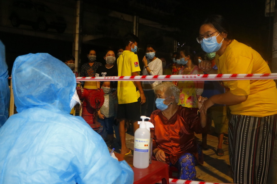 Lực lượng y tế thức trắng đêm xét nghiệm COVID-19 cho khoảng 40.000 người dân. (Ảnh: Huyền Trang/TTXVN)