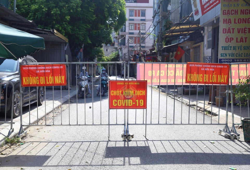  Rào chắn cứng tại tổ 12, Mậu Lương (Kiến Hưng, Hà Đông) hạn người dân di chuyển để phòng, chống dịch. (Ảnh: Hoàng Hiếu/TTXVN)