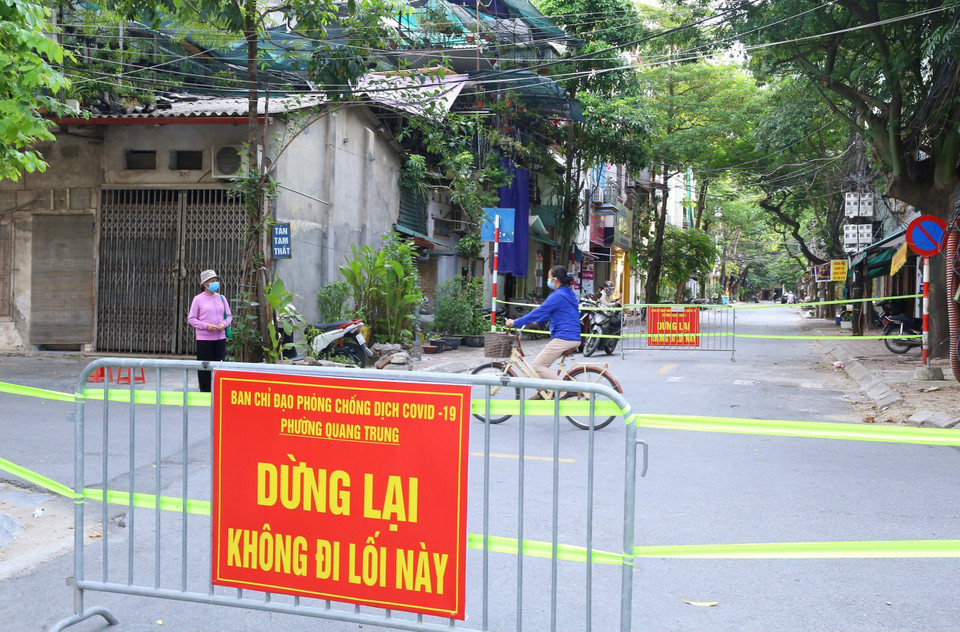 Chốt chặn trên đường Bế Văn Đàn (phường Quang Trung, Hà Đông) nhằm hạn chế người dân di chuyển khi không cần thiết. (Ảnh: Hoàng Hiếu/TTXVN)
