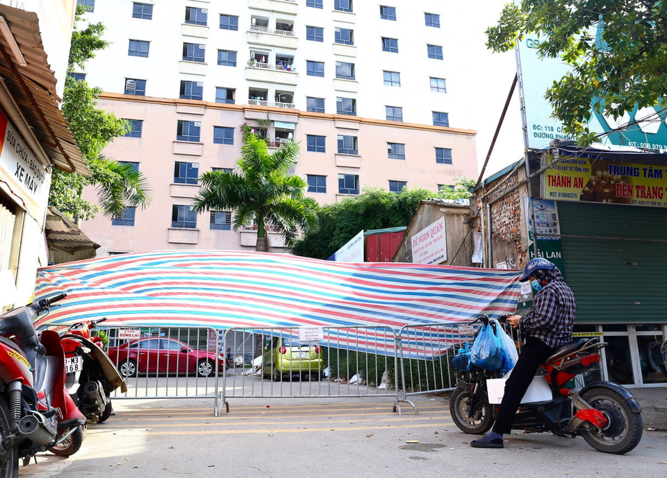 Một hàng rào vào khu dân cư trên đường Phan Trọng Tuệ, Cầu Bươu, Thanh Trì. (Ảnh: Hoàng Hiếu/TTXVN)