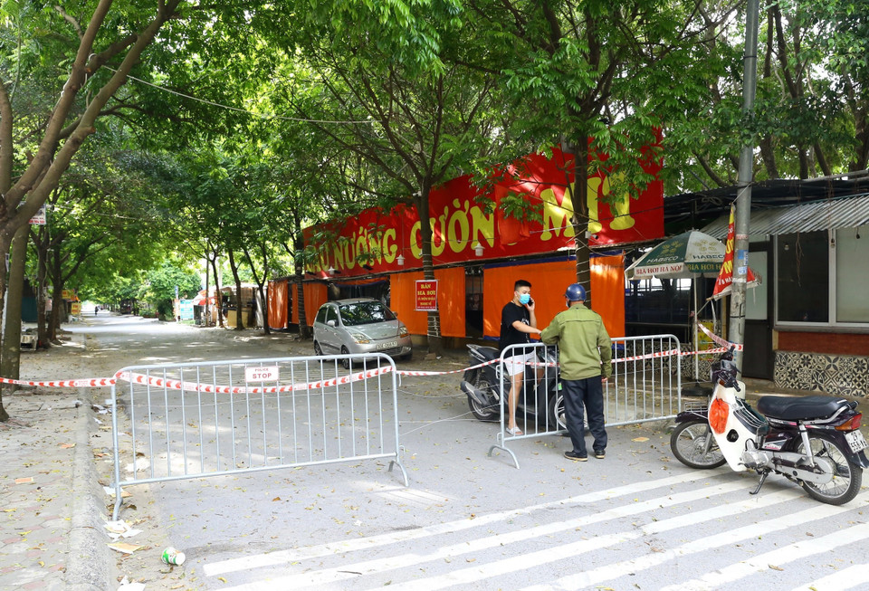 Rào chắn cứng trên đường Xa La (Phúc La, Hà Đông). (Ảnh: Hoàng Hiếu/TTXVN)